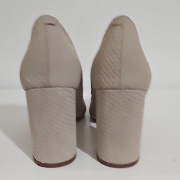 EUC Steve Madden Women's Beige Textured Heels pointed-toe heeled shoe - Picture 5 of 9